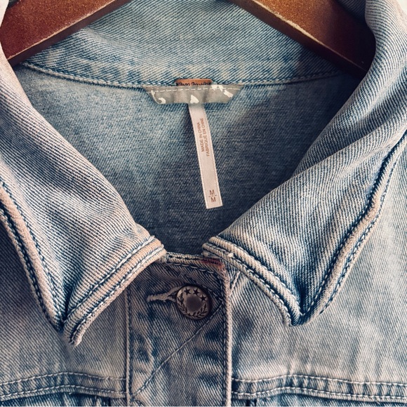 Free People We The Free Distressed Denim Jacket in Light Wash Size Medium - Picture 2 of 6